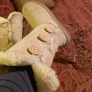 UGG Bailey Button Triplet Cream Sz 8